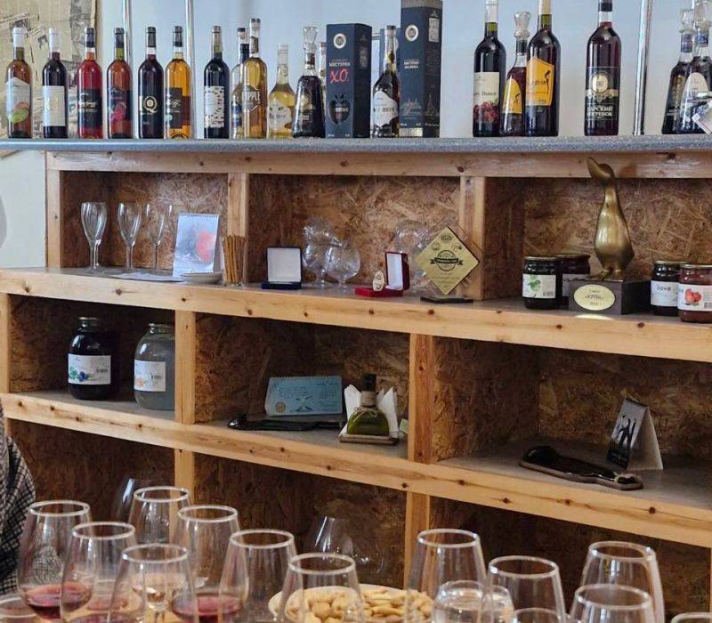 photo 5350767994092590735 y